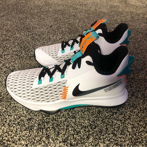 Nike LeBron Witness 5 White Jade Size 11 NWOT Basketball Shoes - Picture 2 of 4